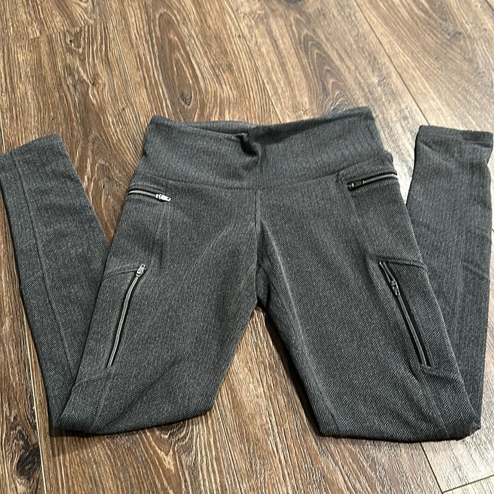 ATHLETA leggings with a zipper pockets size S. Looks like new
